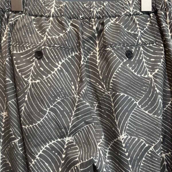 Hartford : Pantalon Pili imprimé feuilles gris – Image 3