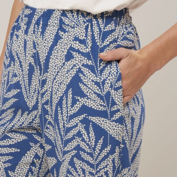 Hartford : Pantalon Prunelle crêpe de viscose imprimé bleu – Image 2