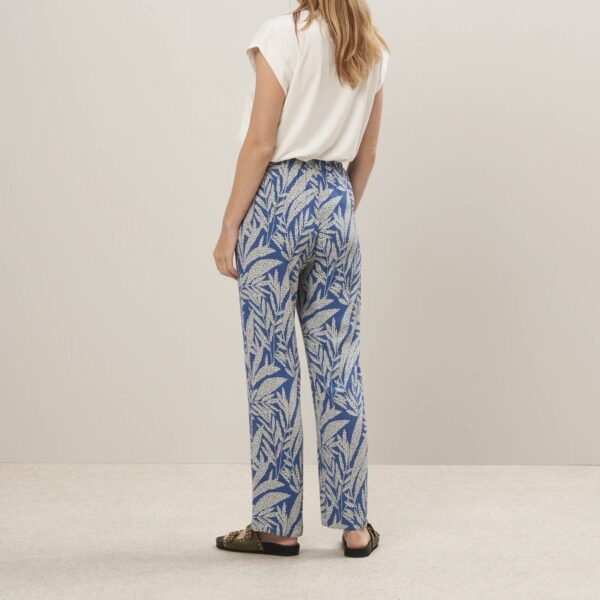 Hartford : Pantalon Prunelle crêpe de viscose imprimé bleu – Image 3