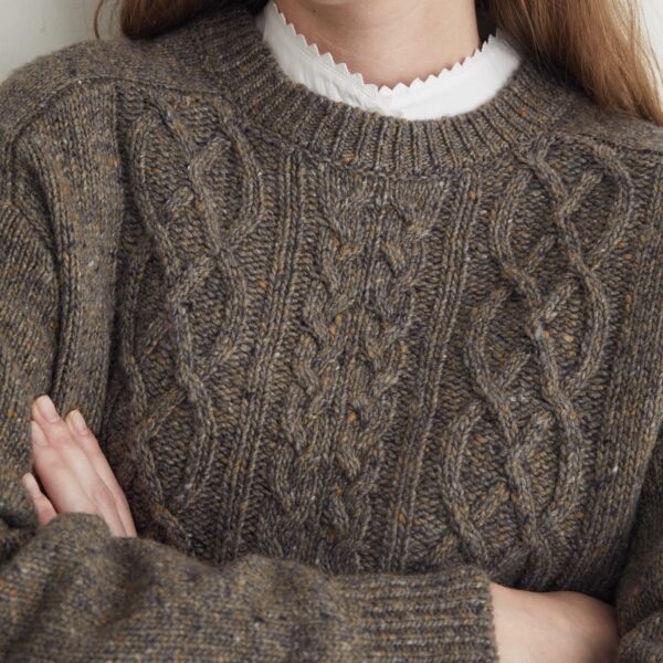 YERSE : Pull torsade en laine mérinos marron – Image 3